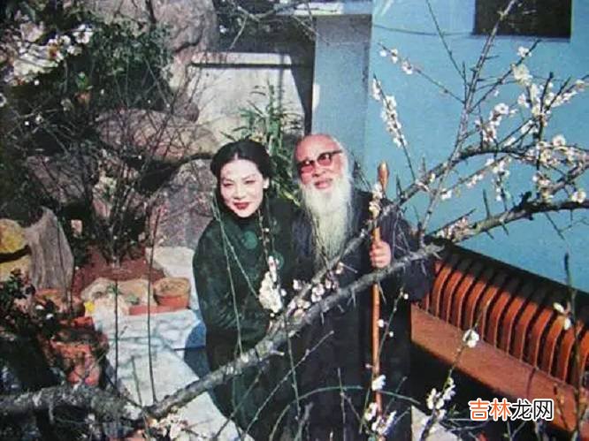 张大千教徐雯波画画，4年后娶回了家，送她一幅画卖了4377万