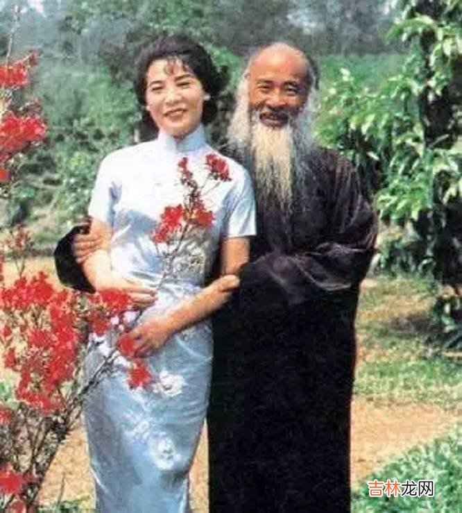 张大千教徐雯波画画，4年后娶回了家，送她一幅画卖了4377万