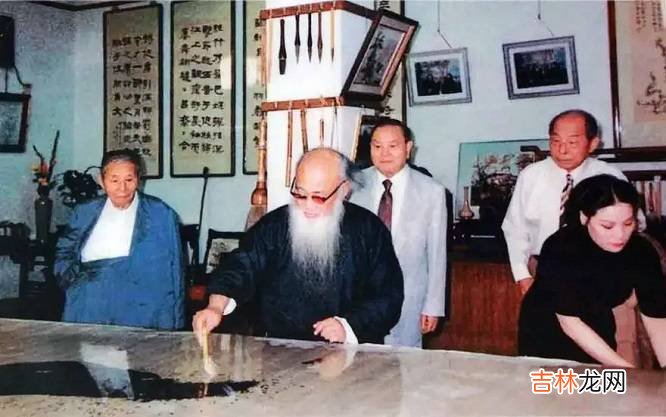 张大千教徐雯波画画，4年后娶回了家，送她一幅画卖了4377万