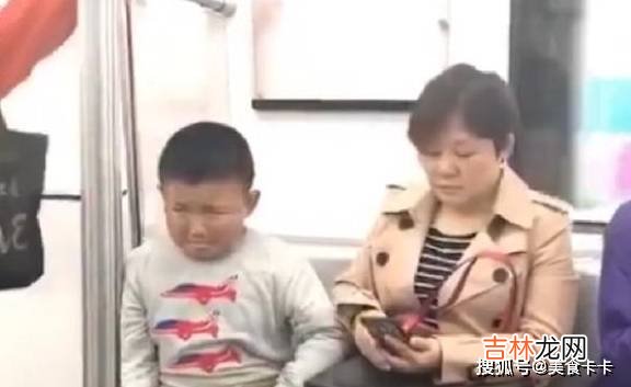 男孩地铁上被妈妈训，满脸的“敢怒不敢言”，憋气的模样太可爱