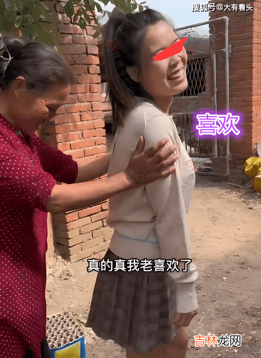 婆婆送儿媳礼物，打开一看是想要的JK短裙，网友：别人家的好婆婆
