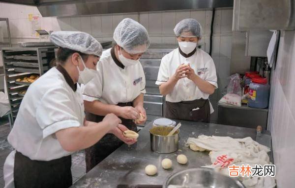 “送儿子上北大”的鸡蛋灌饼店主，去北大做鸡蛋灌饼了