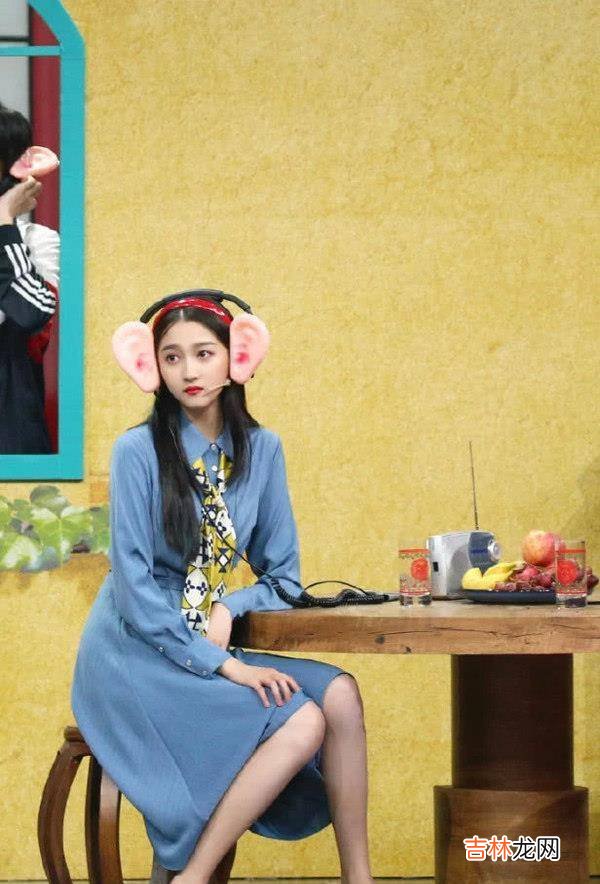 “没气质”关晓彤华丽大变身，挑战妈妈裙奶奶鞋，意外的高级知性