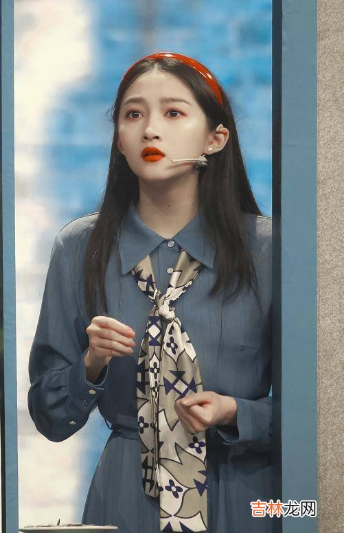 “没气质”关晓彤华丽大变身，挑战妈妈裙奶奶鞋，意外的高级知性