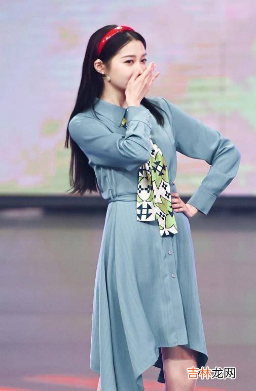 “没气质”关晓彤华丽大变身，挑战妈妈裙奶奶鞋，意外的高级知性