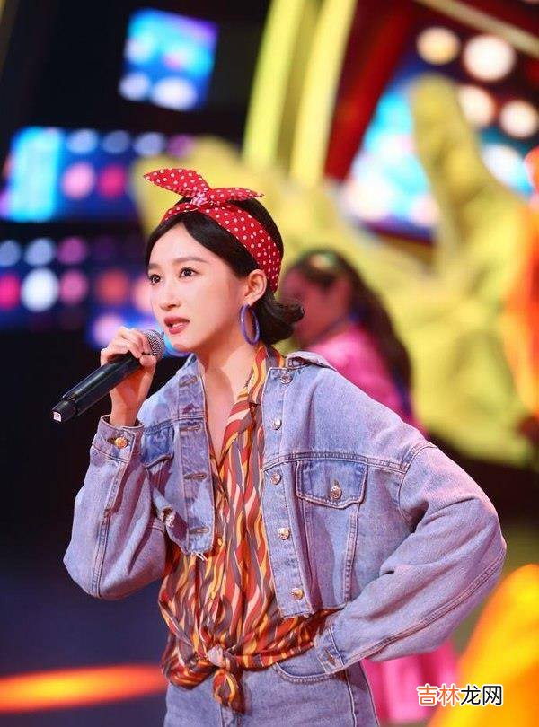 “没气质”关晓彤华丽大变身，挑战妈妈裙奶奶鞋，意外的高级知性