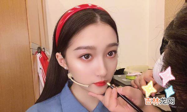 “没气质”关晓彤华丽大变身，挑战妈妈裙奶奶鞋，意外的高级知性