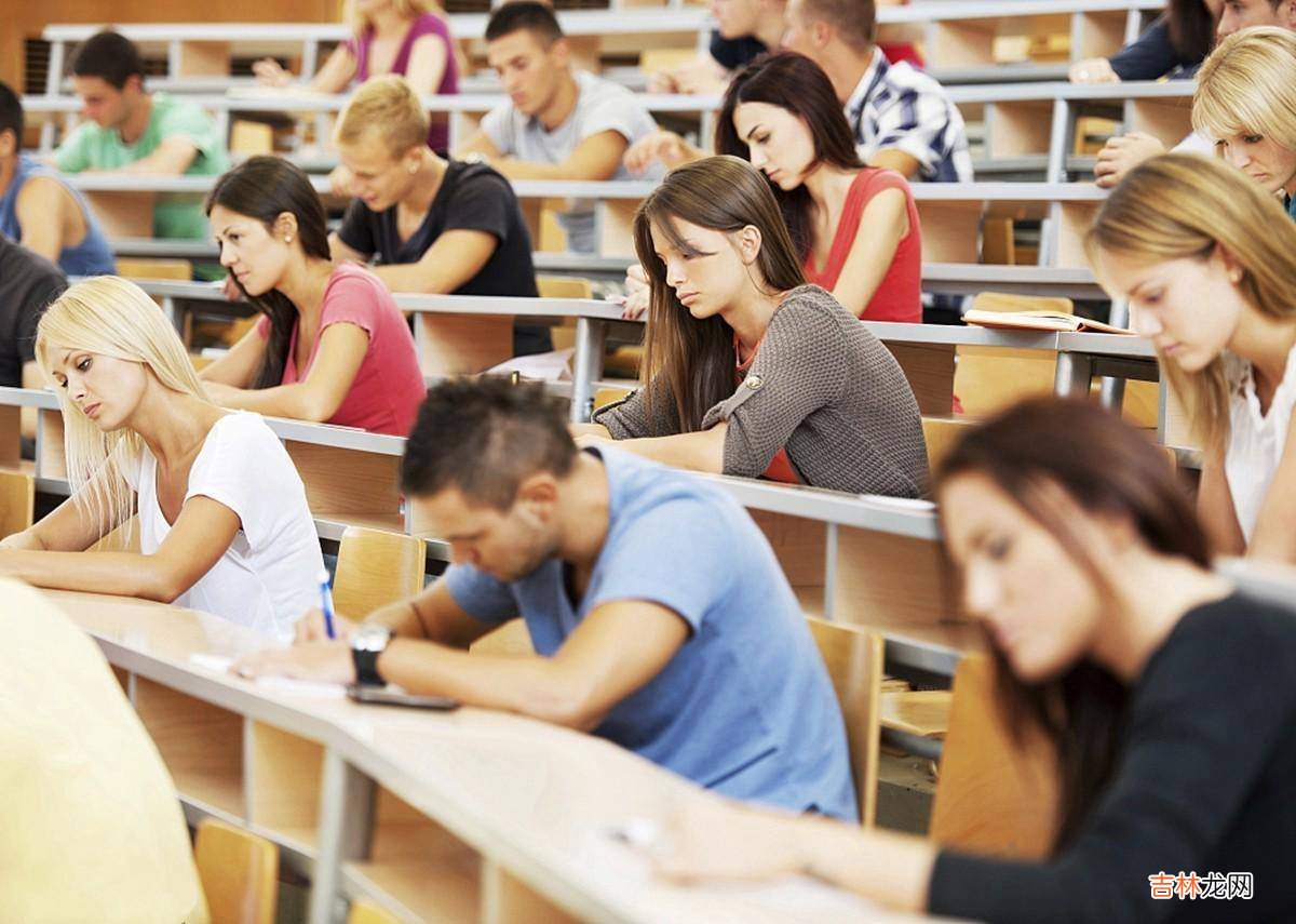 很多留学生出国后就开始崇洋媚外，为什么留学生的爱国情结较弱？