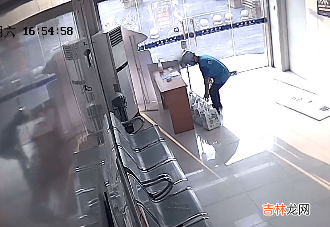 “谢谢警察哥哥！”国庆假期，杭州萧山一派出所收到一份特殊外卖