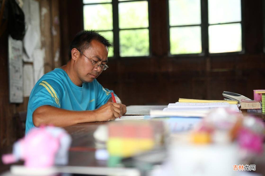 我都不求他优秀，你凭什么打他？家长这一声怒斥能警醒多少老师？