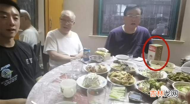 郑恺携家人看望爷爷！逛儿时玩耍的公园，一大家子挤小屋好温馨