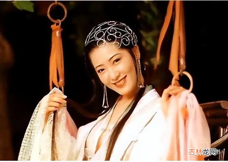 穿睡鞋，戴长指甲，比探春有钱，晴雯的原型，一人之下，万人之上