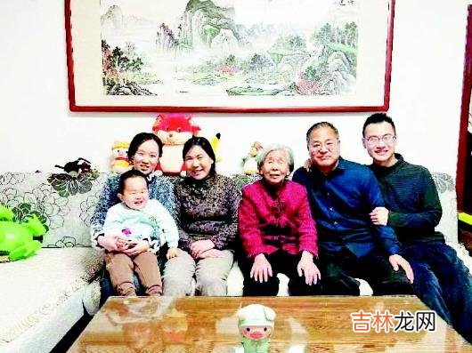本文转自：鲁中晨报王玉红(左二)与家人合影。|老家　有我的根