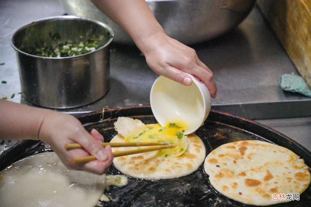 “送儿子上北大”的鸡蛋灌饼店主，受邀去北大做了一次鸡蛋灌饼