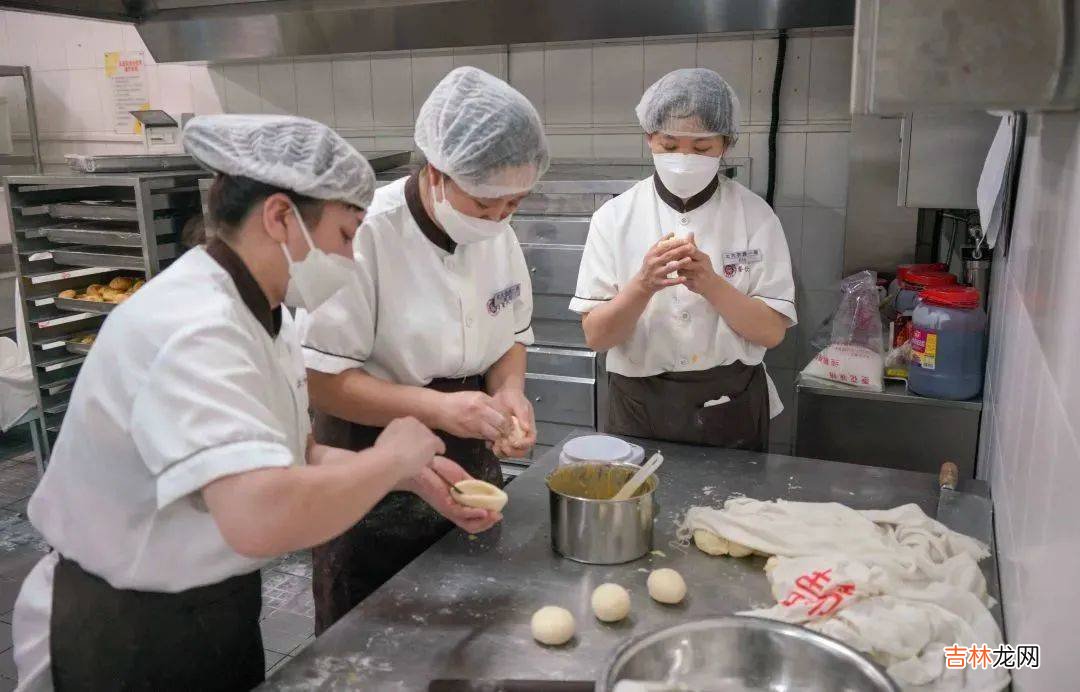 “送儿子上北大”的鸡蛋灌饼店主，受邀去北大做了一次鸡蛋灌饼