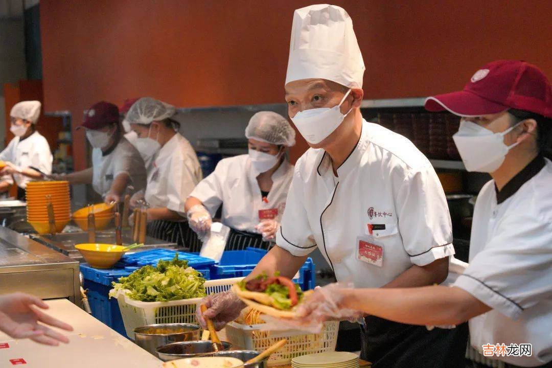 “送儿子上北大”的鸡蛋灌饼店主，受邀去北大做了一次鸡蛋灌饼