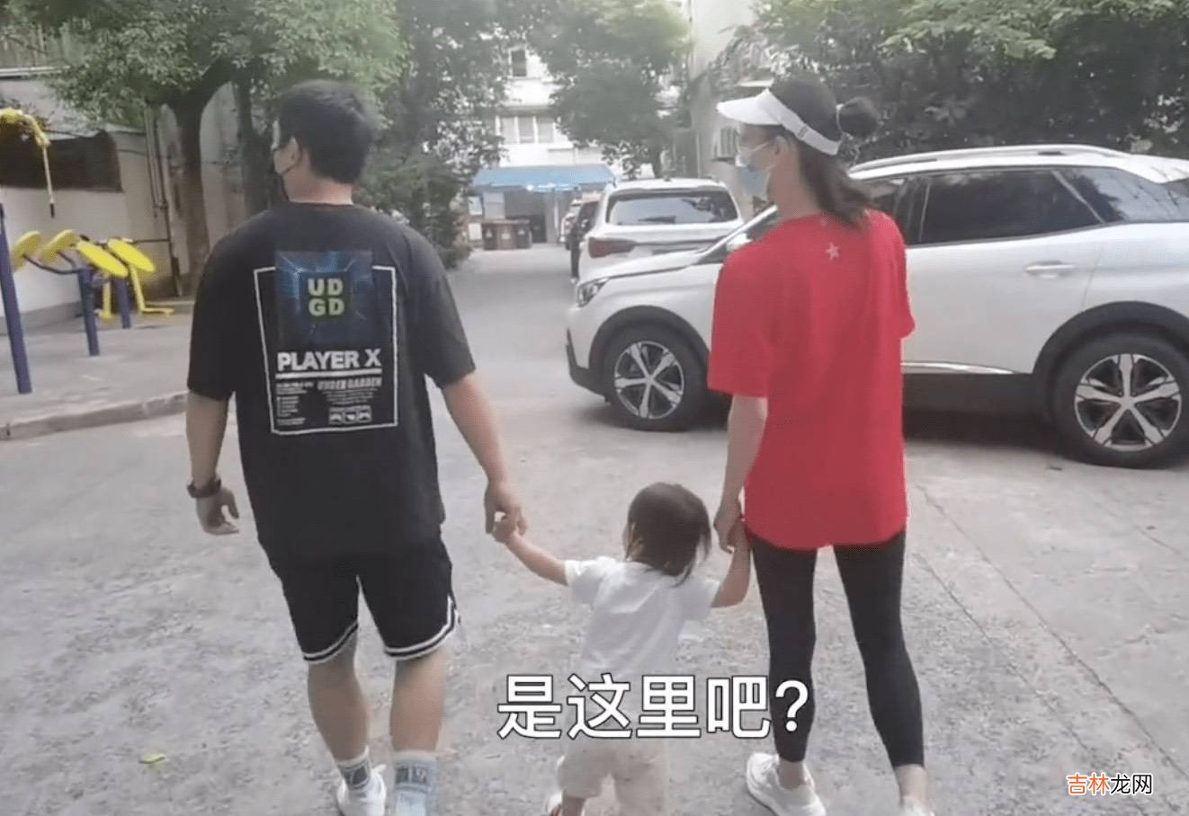 郑恺苗苗带孩子回老家，郑恺爷爷爸爸罕出镜，居住环境十分朴素
