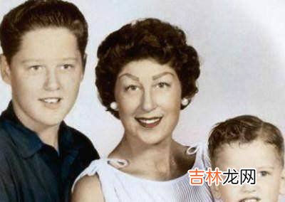 一美国总统卸任前，他竟特赦了同母异父弟，将其“犯罪档案”吊销