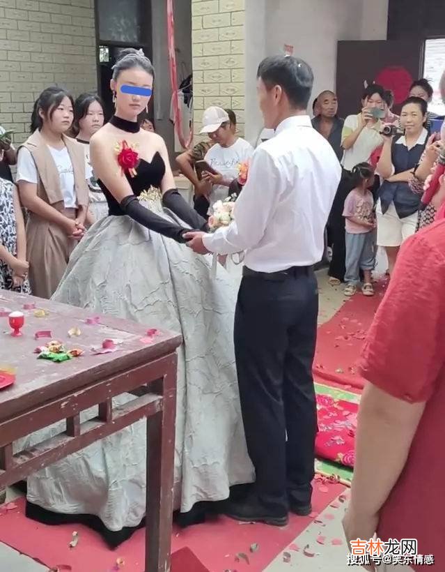 农村小伙花10万彩礼娶媳妇，结婚现场新娘一脸嫌弃，网友为他担心