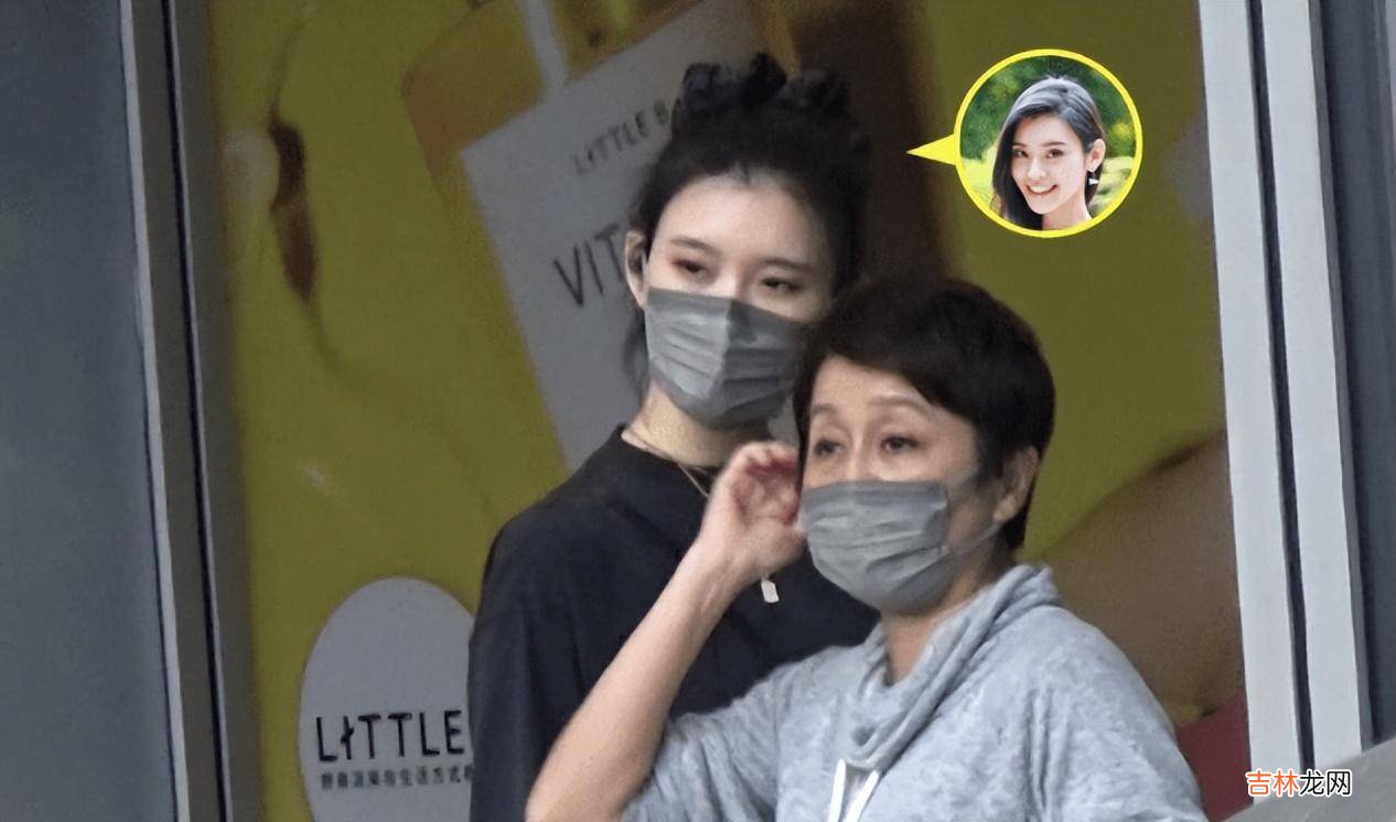 四太和儿子儿媳外出，何猷君梁安琪牵手而行，却不顾身边的奚梦瑶