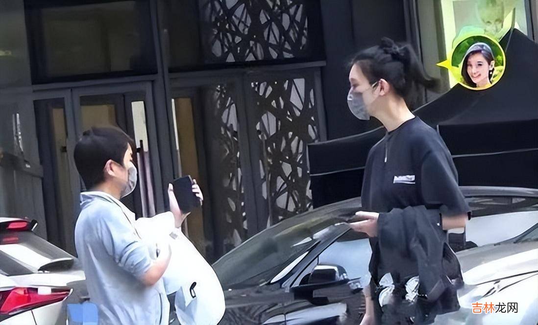 四太和儿子儿媳外出，何猷君梁安琪牵手而行，却不顾身边的奚梦瑶