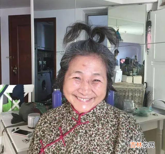 “武打皇后”郑佩佩：曾怀孕8次只为生下儿子，如今76岁轮椅出行