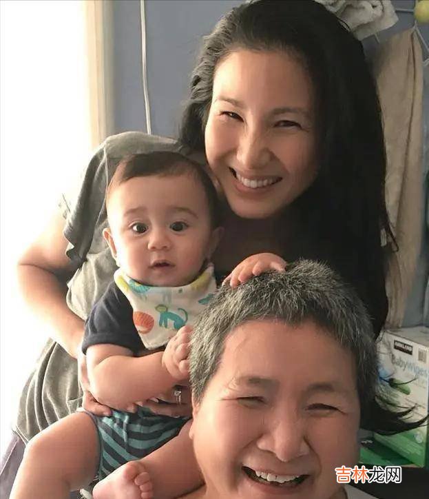 “武打皇后”郑佩佩：曾怀孕8次只为生下儿子，如今76岁轮椅出行