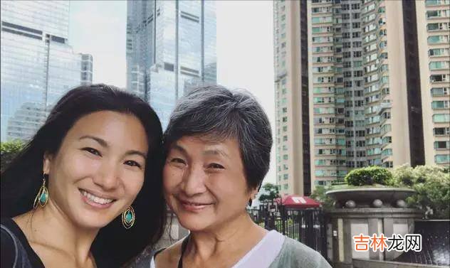 “武打皇后”郑佩佩：曾怀孕8次只为生下儿子，如今76岁轮椅出行