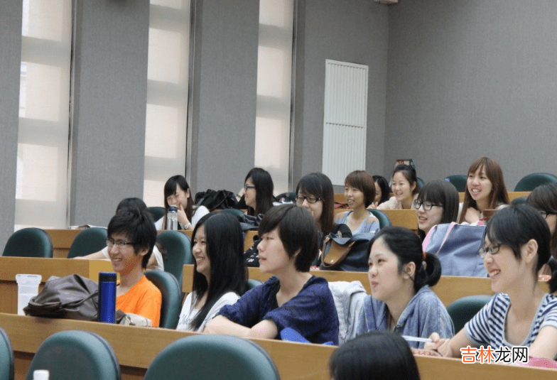 “社死”，大一新生宿舍扮领导拍“成熟男人”，出门遇上真领导