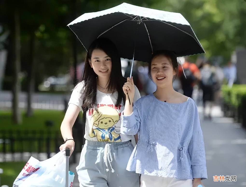 “社死”，大一新生宿舍扮领导拍“成熟男人”，出门遇上真领导