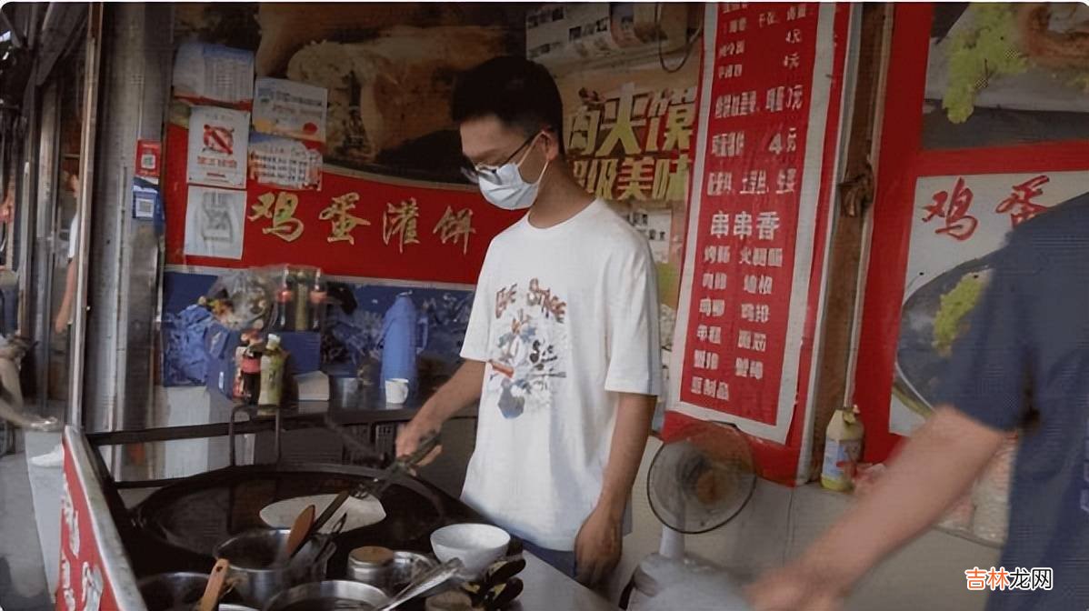 送儿子上北大后，爸爸又到北大做鸡蛋灌饼，网友：赶紧去练门手艺