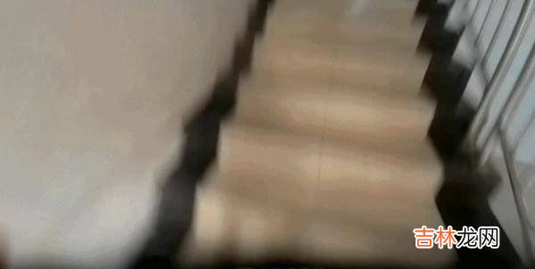 为你点赞！抱娃狂奔四楼送医，辅警累倒在医院走廊
