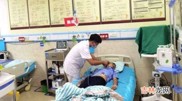 为你点赞！抱娃狂奔四楼送医，辅警累倒在医院走廊