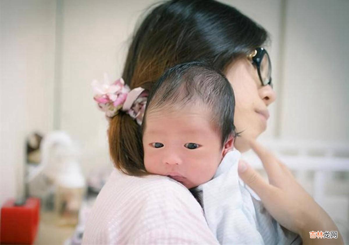 错误的抱娃方式对宝宝危害大，新手妈妈提前学习，能少走很多弯路