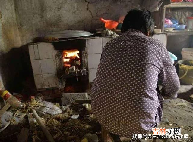 我带孩子回农村婆家度暑假，无意间看见婆婆吃的饭菜，我泪如雨下！