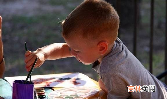 孩子上幼儿园却“丢了”玉坠,奶奶大闹后,结果孩子被“劝退”