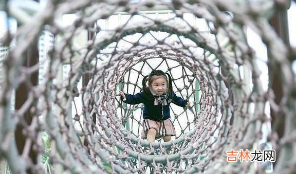 孩子上幼儿园却“丢了”玉坠,奶奶大闹后,结果孩子被“劝退”