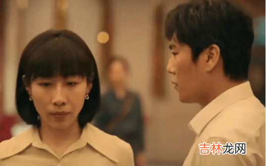 男子产房外手捧鲜花等妻生产，听到“母女平安”后蹦跳，喜极而泣