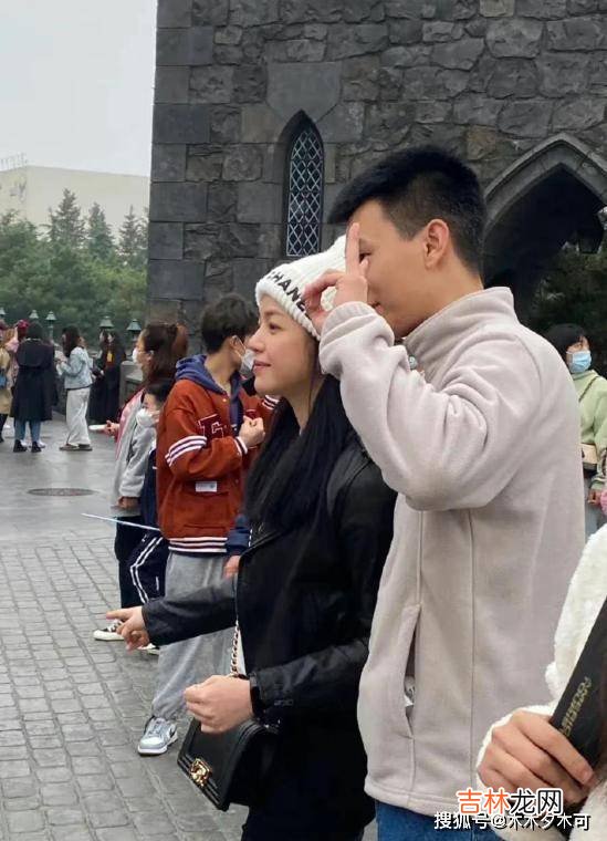 陈妍希带孩子出游，儿子正面照被好友曝光，打扮酷帅似缩小版陈晓