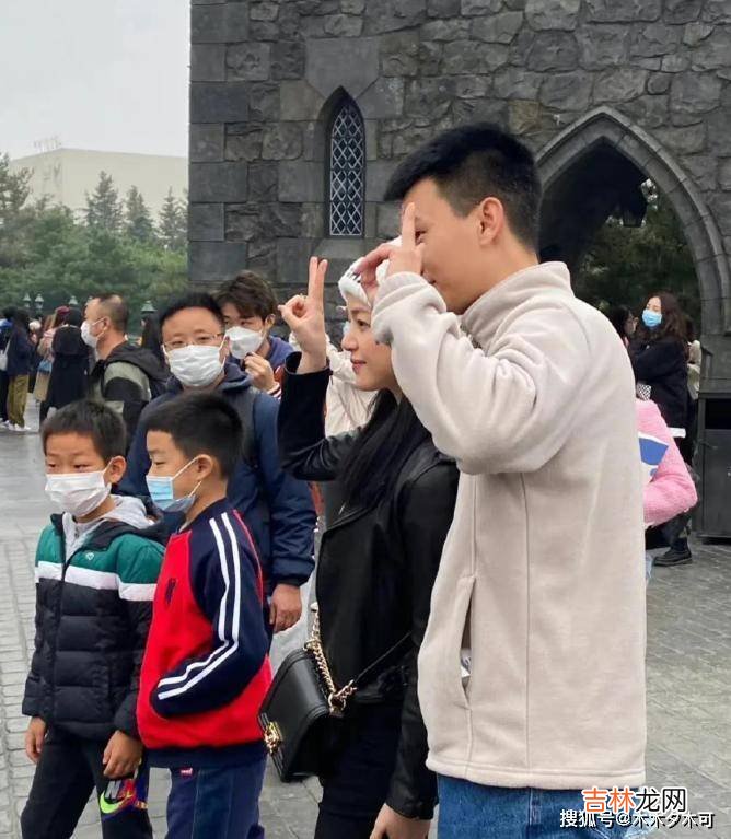 陈妍希带孩子出游，儿子正面照被好友曝光，打扮酷帅似缩小版陈晓