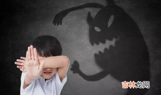 孩子撞到爸妈“爱”的行为，撒谎0r逃避？这两种方式都不是最佳