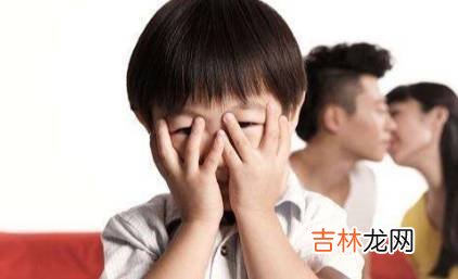 孩子撞到爸妈“爱”的行为，撒谎0r逃避？这两种方式都不是最佳