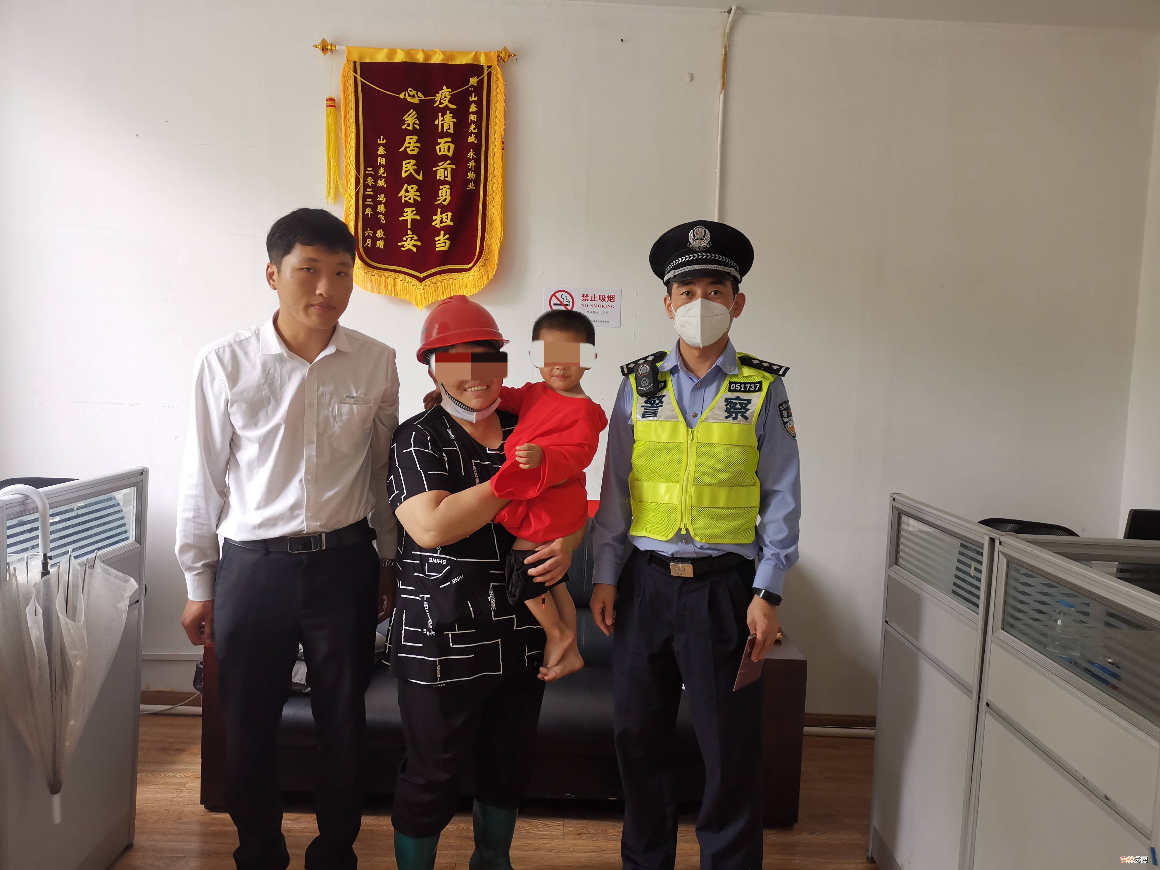 3岁幼童独自骑车纵横马路，警方提醒家长注意防范看护