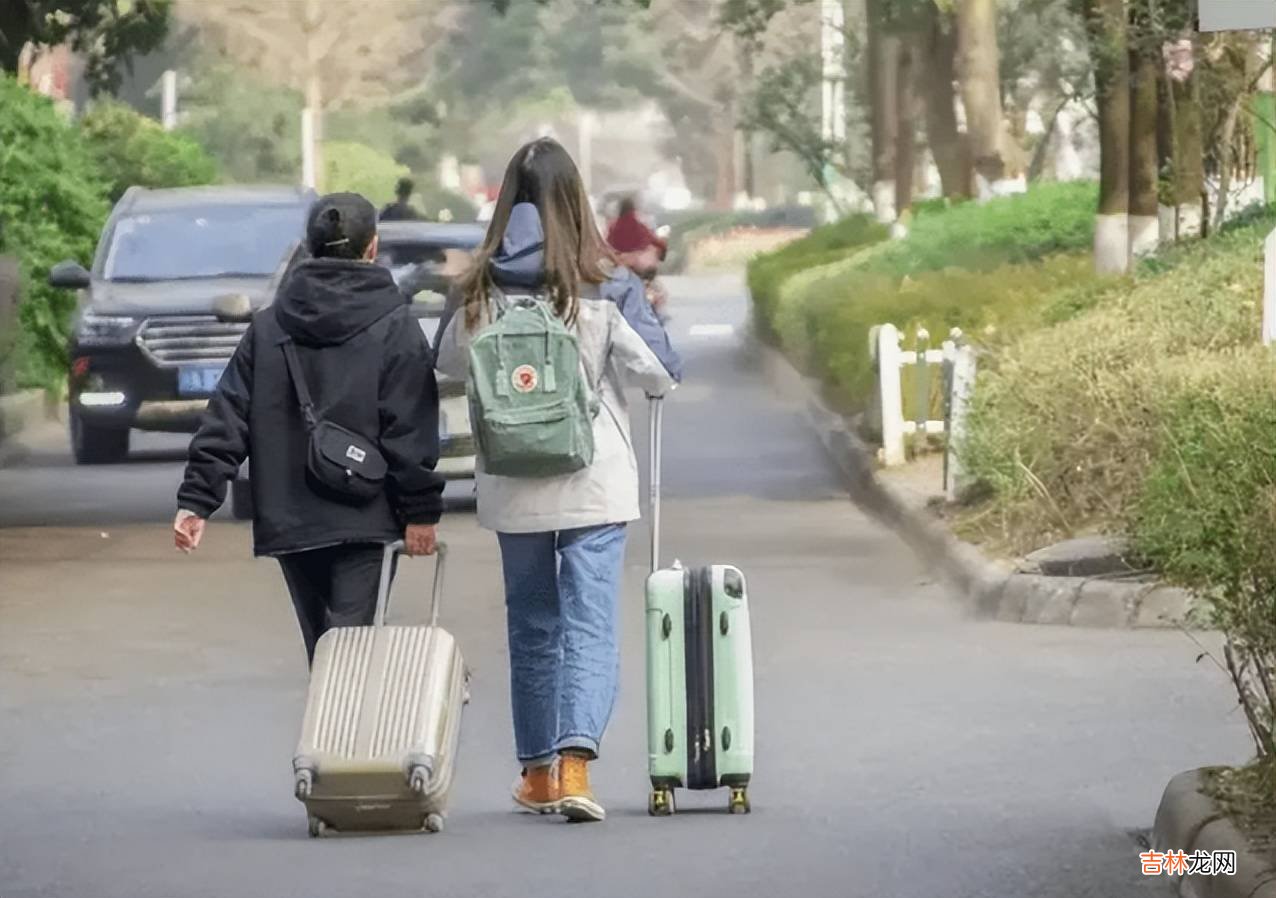 “后悔出省读大学”，女大学生一番话，揭开异地读书的难处