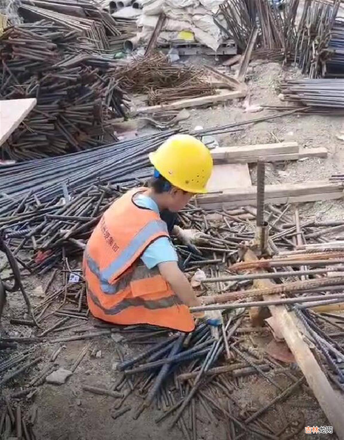 9岁男孩厌学，被爸爸带到深圳工地拉钢筋，结果干了一天半想通了