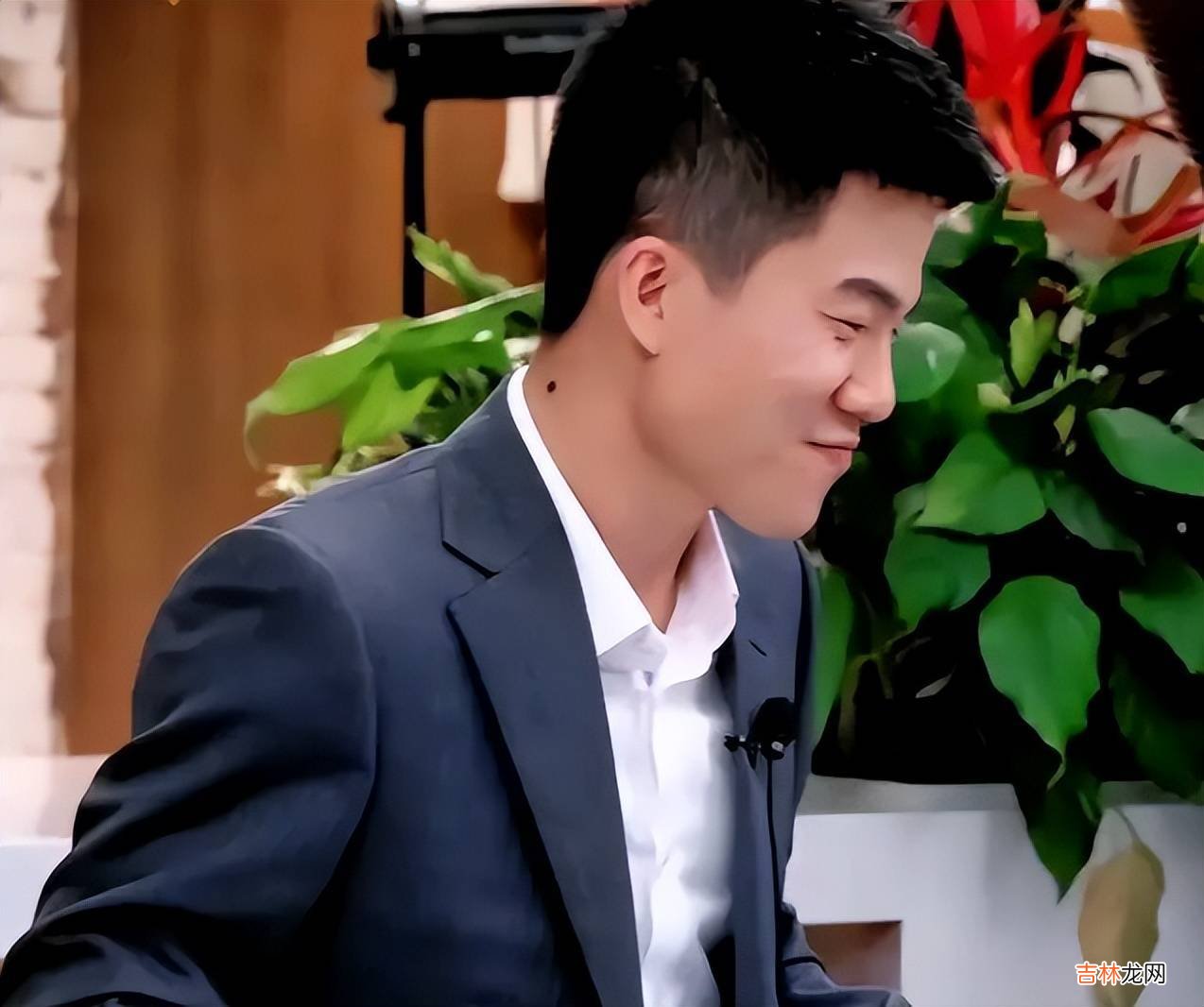 董宇辉直播穿上“新西装”，谈及西装背后的故事，全场为之泪目