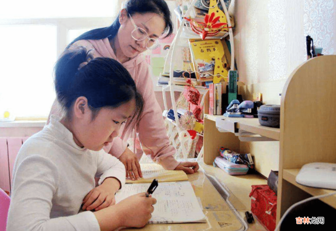 双胞胎姐妹一个喜欢看绘本，一个喜欢玩贴画，上小学后差距凸显