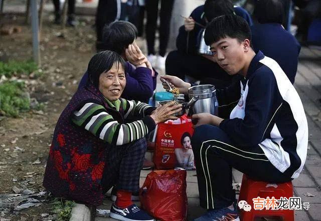 推荐家长与师生阅读2197：陪读能提高孩子学习成绩？这两类学生越陪读成绩越差