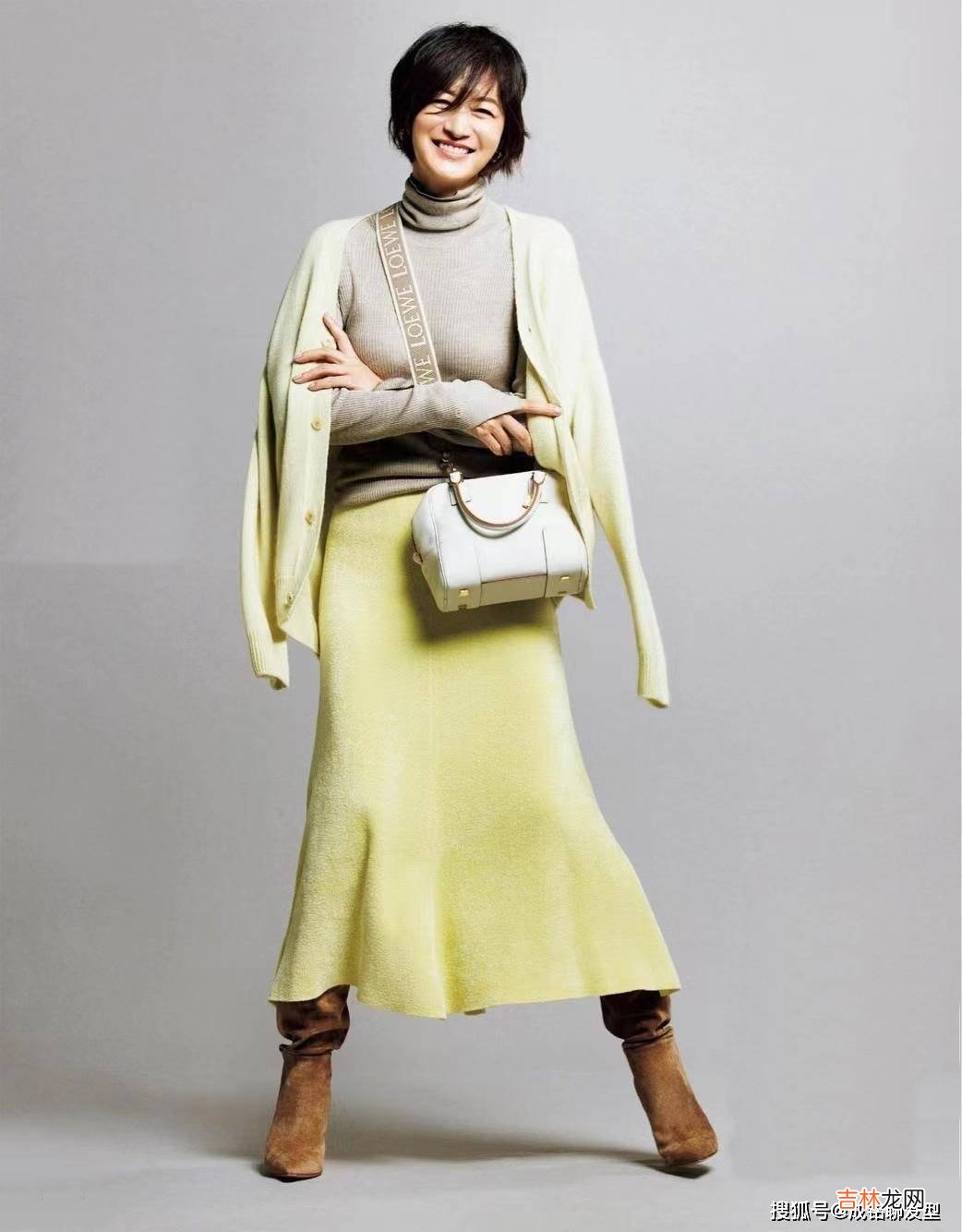 这才是50+女人的搭配：色彩简约、质地柔软、款式修身，清爽优雅
