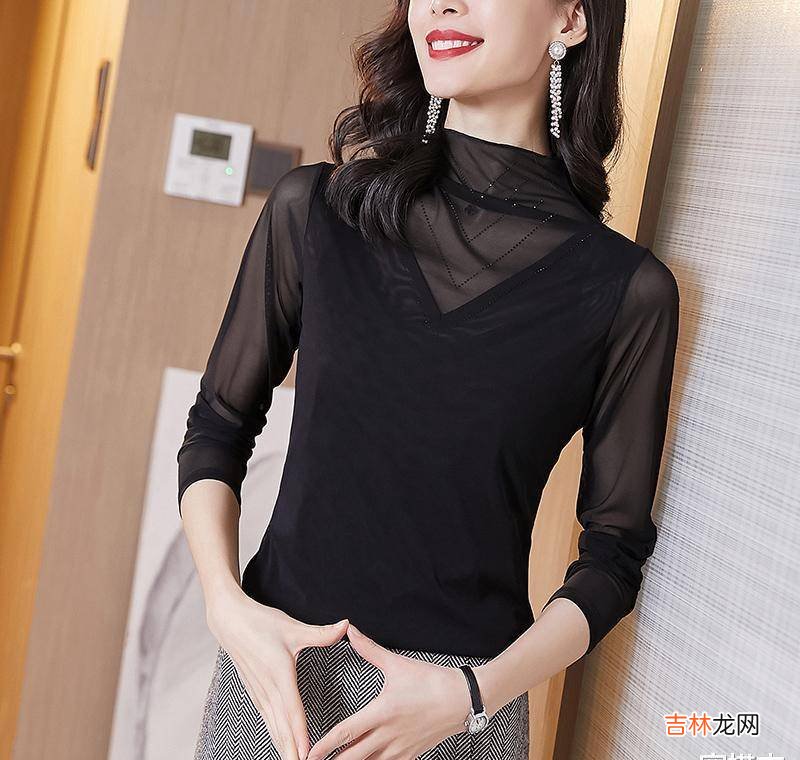女人别急着穿卫衣，不妨学我小姑这样穿时尚衫，时尚又俏皮